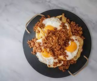 Cazuela De Huevos Rotos Con Picadillo (Ración)