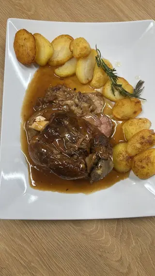 Свинско джолан с кост, гарниран със запечени картофи с розмарин