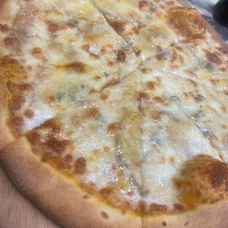 Pizza Cuatro Quesos (Mediano)
