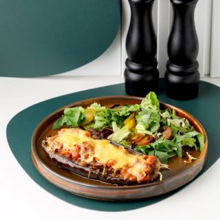 Vânătă la cuptor cu carne de vită și salată