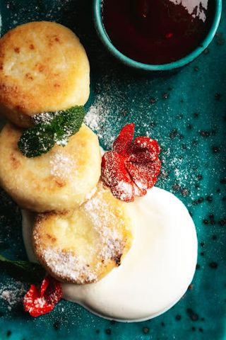 Сирники з ягідним соусом та сметаною (150/50/50г)