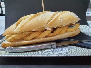 Bocadillo De Rabas con Alioli