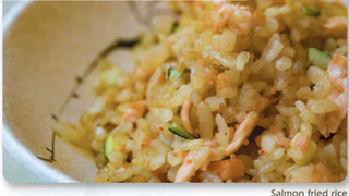 B03 Riso wok al salmone con uova tobiko