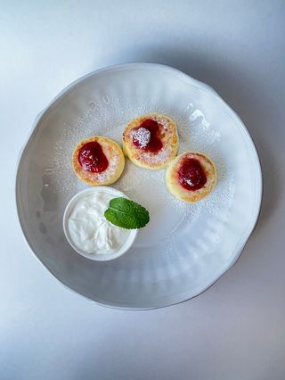 Сырники со сметаной и ягодным соусом