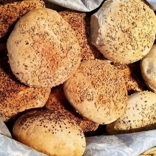 Compal, 1/2 Leite e 2 Pães com Manteiga