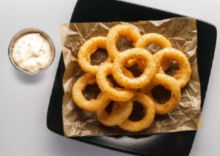 Цибулеві кільця з часниковим соусом