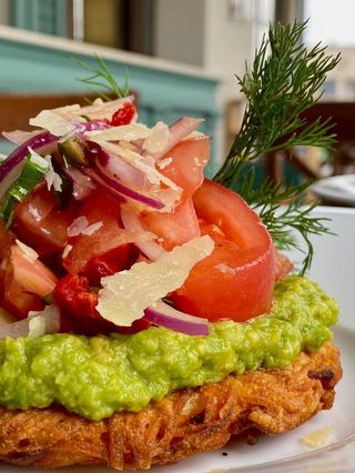 Картопляний дерун з гуакамоле та салатом з томатів