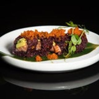 112 Uramaki black sake avocado