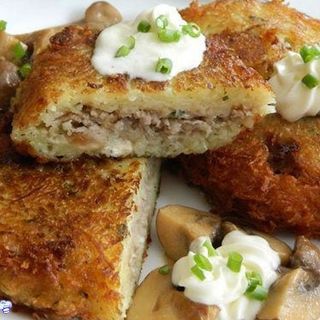 Draniki with meat and mushrooms, sour cream 