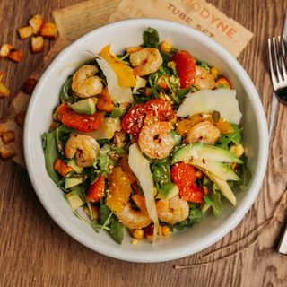 Salată cu creveți în unt și citrice