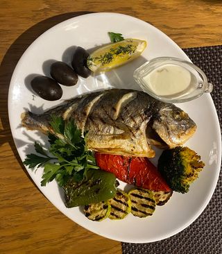 Дорадо с овощами на гриле со сливочным соусом