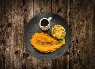 Mézes chilis camembert, édesburgonyapürével és áfonya szósszal 430g