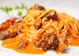 Spaghete cu carne de vită in sos roz