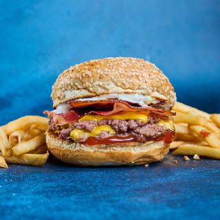 Bacon Burger + pomfrit