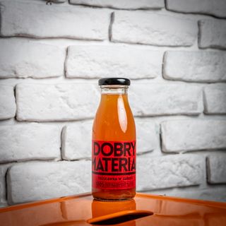 Dobry materiał  Truskawka w jabłku