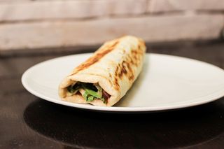 Pollo, peperoni, fontina e cipolle caramellate