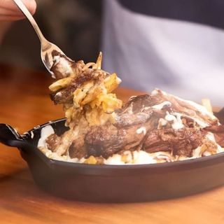 Mix de patatas con carne de asado al horno