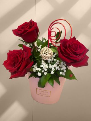 Кутия с 3 бр. червени рози