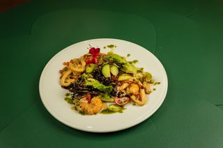 Теплий салат з морепродуктами