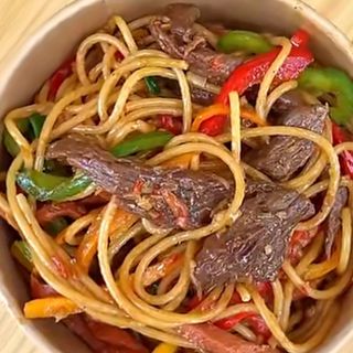 Beef stirred fried pasta