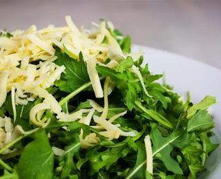 Ensalada Con Rúcula Y Parmesano
