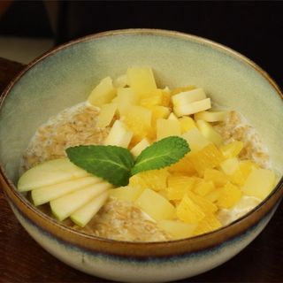 Вівсяна каша з фруктами