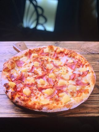 Pizza hawaiana  33x33 cm+refresco lata 