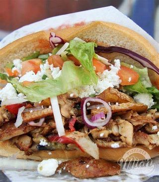 Bocadillo De Kebab Con Queso