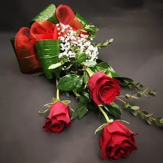 Tre rose rosse gambo lungo