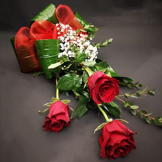 Tre rose rosse gambo lungo qualità extra