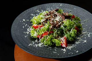 Салат з теплою телятиною (200г)