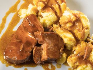 Karkówka w sosie własnym, ziemniaki, surówka