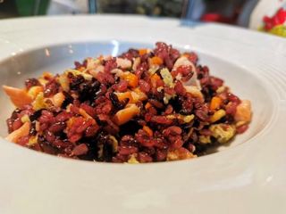 Riso venere saltato con salmone e verdure