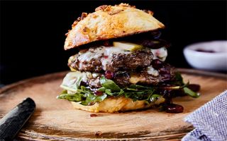 Gorgonzola Burger cu cartofi prajiti