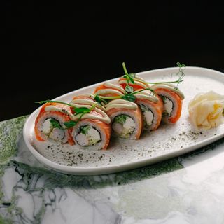 Рол з креветкою та лососем та соусом з авокадо