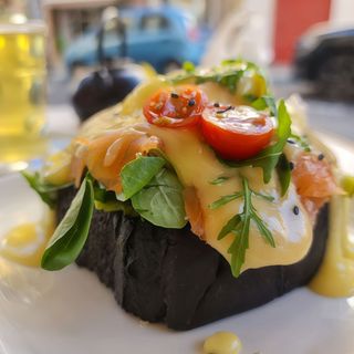 Tostada Benedict Salmón