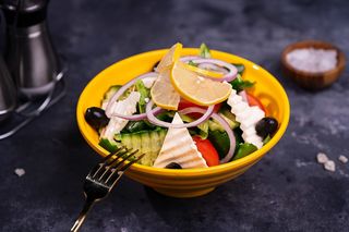 Греческий салат (1 пор.)