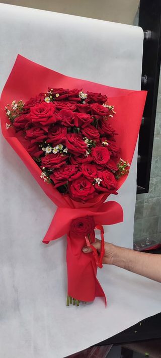 باقة ورد حمراء للخطيبة