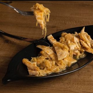 Straccetti di pollo alla birra con cipolle