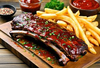 Coaste cu sos bbq si carotfi aromati