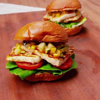 Burger Halloumi cu cartofi prăjiți