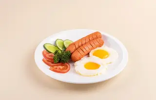 Яичница с сосисками 