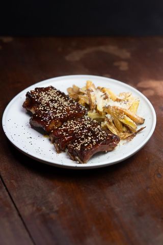 Coasta de porc gatita slow cu sos bbq si cartoffii prajiti