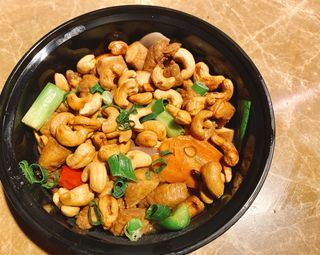 腰果鸡丁Pollo salteado con anacardos 