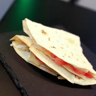 Piadina con pomodoro e mozzarella