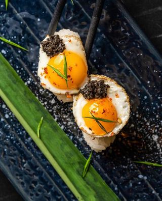 Nigiri huevas de codorniz con trufa 