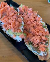 Tostada De Philadelphia Con Aguacate Y Salmón (1/2 Ración)