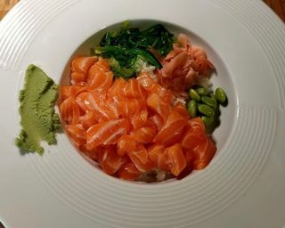 Pokè Salmone tataki