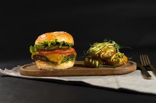 Hofmade cheeseburger menu si suc la alegere