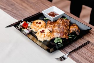 Coaste de vită cu cartofi wedges și sos BBQ